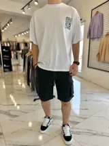 Bermuda de jean estilo cargo con bolsillos laterales con solapa y corte oversize.