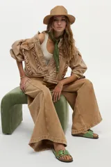 Campera de denim color camel, con diseño boxy, mangas abullonadas y volados frontales decorativos.
