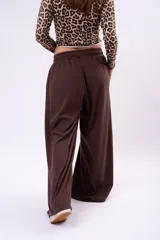 Pantalón wide leg negro de cintura elástica, confeccionado en algodón con lycra, de corte holgado y caída fluida.