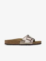 Sandalias Birkenstock Catalina color plateado, con hebilla metálica ajustable y plantilla anatómica de corcho y látex.