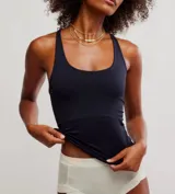 Top musculosa seamless color negro, de calce ceñido y largo a la cadera. Confeccionado en tejido ultrasuave, presenta escote en U y espalda tipo racerback fina.