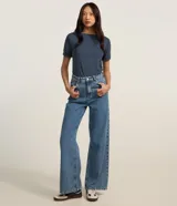 Blusa básica de cuello redondo y manga corta con detalle de dobladillo, confeccionada en tejido de viscosa con elastano.