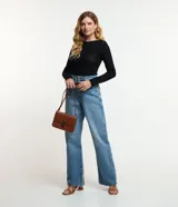 Blusa de manga larga, color blanco, con cuello redondo y textura de punto calado con diseño geométrico.