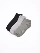 Pack de tres pares de medias tobilleras de algodón, en colores negro, gris melange y verde oliva, con la palabra "GREGO" estampada en el empeine de la media verde.