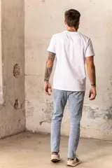 Pantalón de jean celeste de corte recto.