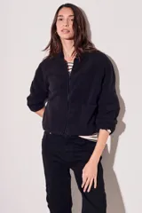 Campera negra de micropolar con cierre frontal y bolsillos laterales.