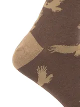 Medias de caña media confeccionadas en fibra de bambú, color marrón con estampado de aves en tono beige. Presentan puntera, talón y puño en color beige contrastante con el logo de la marca bordado.