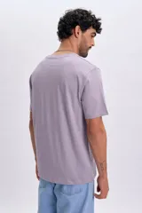Remera de manga corta color violeta con cuello redondo y estampa frontal con el texto "VACATION BEACH CLUB".