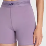 Short deportivo ajustado de tiro alto, color lila, con cintura elástica ancha que incluye el logo de la marca. Confeccionado en tejido elástico con tecnología de secado rápido.