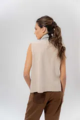 Chaleco de punto de lambswool color marrón, con cierre frontal y cuello alto en combinación de color gris y negro.