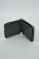 Billetera cuadrada de color verde menta con textura de efecto piel de reptil y cierre perimetral metálico.