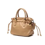 Cartera chica color camel, confeccionada en símil cuero con textura granulada. Cuenta con asas de mano fijas, correa larga de tela ajustable y desmontable, y detalles de cordones ajustables en los laterales. Incluye herrajes metálicos plateados y logo de la marca en la parte frontal.