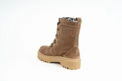 Bota acordonada de gamuza color marrón con suela track.