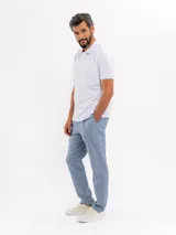 Pantalón de corte recto color celeste melange, confeccionado en mezcla de algodón y lino, con bolsillos laterales y trabillas para cinturón.