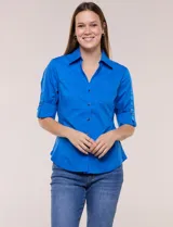 Camisa roja de poplín de algodón, de silueta semi entallada con cuello camisero y escote en V. Cuenta con cierre frontal de botones metálicos, bolsillos plaqué en el pecho y mangas 3/4 arremangables con presilla y argolla metálica.