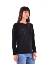 Remera negra de manga larga con cuello redondo y detalle de tachas doradas dispuestas en diagonal sobre el pecho.