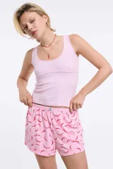 Musculosa rib color gris claro con escote redondo y corte decorativo bajo el busto.