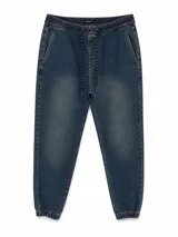 Pantalón tipo jogger confeccionado en denim azul con efecto lavado, cuenta con cintura elástica con cordón ajustable y puños elásticos en los tobillos.