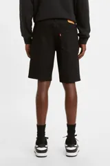 Short de denim negro Levi's modelo 405 Standard, de tiro medio y cinco bolsillos, con diseño clásico por encima de la rodilla.