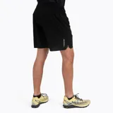 Short deportivo de alto rendimiento, color negro, diseñado para trail running y actividades al aire libre. Presenta un tejido ligero y elástico con tecnología de secado rápido y protección UV +50, con detalle de logo reflectante en el lateral.