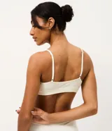 Kit de dos tops bralette confeccionados en poliamida sin costuras, con escote en V, tirantes finos regulables y copas removibles.