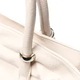 Cartera grande tipo shopper color beige, de diseño estructurado en símil cuero con detalles fruncidos en la parte superior y cordones laterales. Cuenta con doble asa de mano, correa ajustable y removible para el hombro, y aplique metálico con el logo de la marca en el frente.