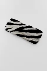 Vincha de tela con estampado de cebra en blanco y negro.