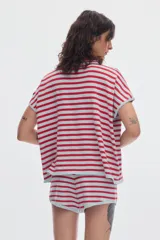 Top de punto a rayas horizontales rojas y celestes, con cuello alto y mangas cortas de corte holgado.