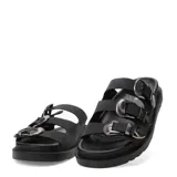 Sandalias de mujer Miss Carol Valencia, de color negro con tres tiras anchas en el empeine, cada una con hebillas metálicas plateadas de diseño occidental y punteras grabadas. Presentan suela plana con plataforma ligera y plantilla acolchada.