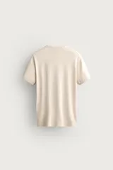 Remera de punto de manga corta con diseño de rayas horizontales finas en tonos marrón oscuro y negro, cuello redondo y terminaciones en rib negro.