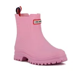 Bota de lluvia corta color beige, con suela track dentada y tirador trasero con detalle de cinta tricolor. Presenta un parche decorativo con la inscripción 'IRAIN' en el lateral.