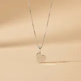 Collar de cadena fina tipo veneciana con dije de corazón liso en plata 925.