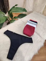 Pack de tres bombachas tipo vedetina confeccionadas en algodón, con diseño básico y elástico en la cintura. El conjunto incluye diversas opciones de colores lisos.