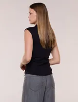 Musculosa negra de modal, con cuello alto, sin mangas y frunces drapeados en los laterales de la cintura.