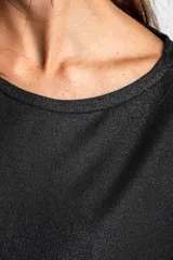 Remera corta negra de mangas cortas y corte holgado.