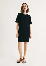 Vestido corto de crepé de viscosa color negro, con cuello redondo y mangas cortas.