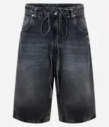 Bermuda de jean para hombre, modelo super baggy, con lavado dirty y cinturón de lazo en la cintura.