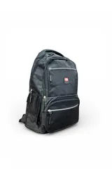 Mochila Ecko modelo EK154 de color gris, con múltiples compartimentos con cierre, bolsillos laterales de red y parche frontal con el logo de la marca.