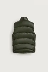 Chaleco acolchado de corte regular fit en color verde militar, confeccionado en tejido técnico con acabado brillante que repele el agua. Cuenta con relleno de plumón y pluma, cuello subido, bolsillos laterales con cierre y cierre frontal de cremallera.