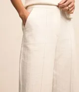 Pantalón de vestir blanco de tela texturizada, corte recto y tiro alto.