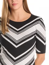 Buzo de punto de manga corta marca Tahari, con cuello redondo y diseño de rayas en zigzag en blanco y negro.