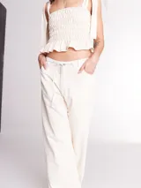 Pantalón de jean color crudo, de tiro bajo, corte holgado y cintura ajustable con cordón.
