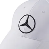 Gorra Adidas negra con logo de Mercedes Benz bordado en blanco en el frente y logo de Adidas bordado en blanco en la visera.