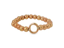 Pulsera de cuentas esféricas doradas con un aro liso central como punto focal geométrico.