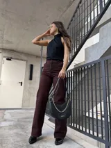 Top negro elastizado con cuello halter y espalda descubierta.