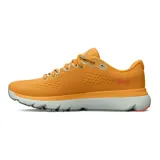 Championes de running Under Armour modelo HOVR Infinite 4, color naranja con detalles en gris. Presentan una parte superior de malla técnica transpirable, amortiguación reactiva UA HOVR y suela con inserciones de caucho de carbono para mayor tracción.