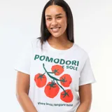 Remera de manga corta color blanco con cuello redondo y estampa frontal con diseño de tomates y la frase 'Pomodori e Sole' junto con 'Vivere lento, mangiare bene'.