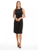 Vestido midi sin mangas confeccionado en terciopelo negro. Presenta escote redondo cerrado en el frente y un profundo escote en V en la espalda. Su diseño sigue la línea del cuerpo con pinzas de entalle laterales y una falda que se abre ligeramente hacia el ruedo.