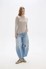 Remera azul marino de lyocell, de manga larga, corte ajustado y cuello redondo.