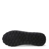 Championes urbanos Caterpillar modelo Hex +, color negro con detalles en amarillo. Confeccionados en cuero napa texturizado, cuentan con forro interno de material reciclado, plantilla de espuma PU moldeada para mayor amortiguación y suela de goma robusta con diseño hexagonal para mayor tracción.